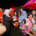 Khofifah bagikan nasi bungkus dan bantuan untuk warga terdampak banjir di Kab Mojokerto
