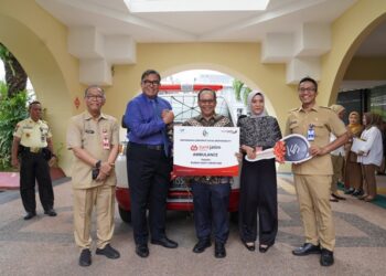 Tingkatkan pelayanan kesehatan, Bank Jatim serahkan CSR Ambulance kepada RSUD Haji