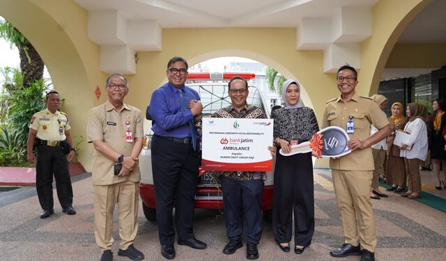 Tingkatkan pelayanan kesehatan, Bank Jatim serahkan CSR Ambulance kepada RSUD Haji
