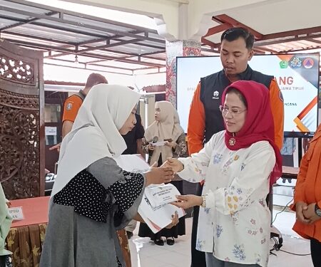 Peduli korban kebakaran hutan di Pemekasan, DPRD Jatim berikan bantuan