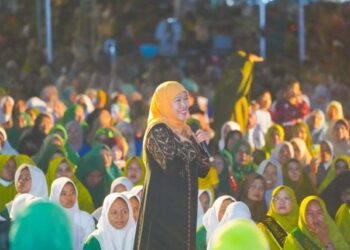 Didepan 20 ribu lebih jama’ah Khotmil Quran dan gebyar sholawat di Siak Riau, Khofifah ajak masyarakat guyub rukun untuk modal membangun bangsa