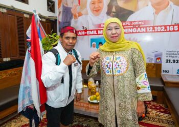 Relawan Khofifah-Emil lakukan aksi jalan kaki ke IKN, Khofifah titipkan udeng Madura untuk warga IKN