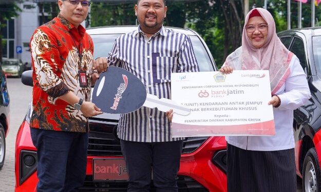 Jelang akhir tahun 2024, Bank Jatim serahkan dua CSR sekaligus kepada Pemkab Gresik dan Pemkot Probolinggo