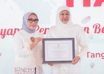 Berkontribusi nyata untuk perempuan dan anak, Khofifah terima penghargaan di puncak Peringatan Hari Ibu