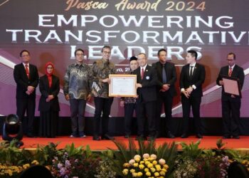 Dirut Bank Jatim Terima Penghargaan dari Sekolah Pascasarjana Unair