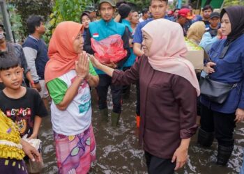 Tinjau  banjir di Waru Sidoarjo, Khofifah beri solusi pemompaan genangan dan salurkan bantuan untuk warga terdampak