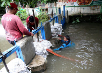 Awan CB dan pasang air laut memperparah ancaman banjir di Surabaya