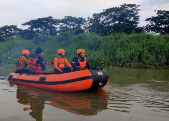 Balita hanyut di Wiyung ditemukan meninggal, jenazah tersangkut enceng gondok