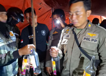 Satpol PP operasi miras di area Jembatan Suramadu, 11 remaja diamankan