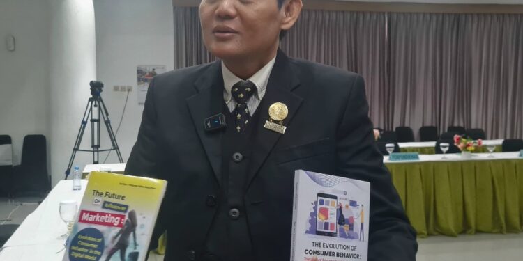 Disertasi Viral Marketing dan Gimmick Marketing Terhadap Transformation Of Customer Behavior Melalui Influencer Marketing, antar Yoesoep Edhie Rachmad raih gelar Doktor di STIESIA