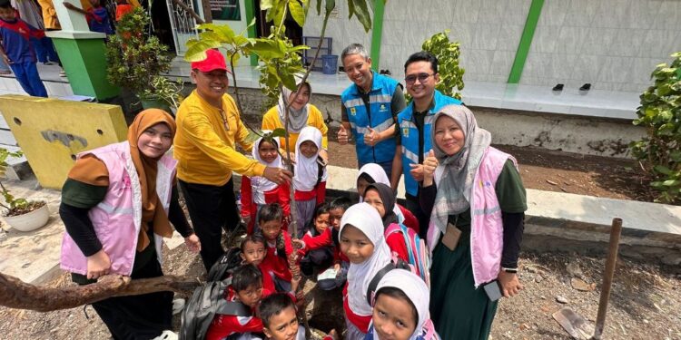 PLN Perkuat Komitmen Sosial, Lingkungan, dan Ekonomi Jelang Nataru 2024