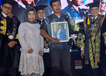 Wisuda UMAHA ‘mengandung bawang’: Calon wisudawan almarhum Alif diwakili orang tuanya