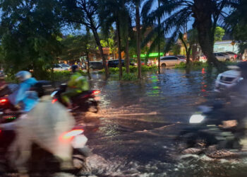 Air sungai meluap, Jl. Raya Jemursari dikepung banjir