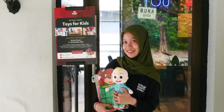 Steak Industry Surabaya Ajak Warga Berbagi Kebahagiaan Lewat Kampanye “Toys for Kids”