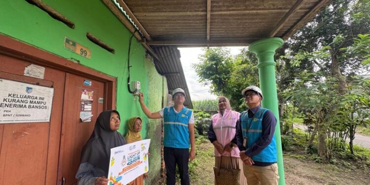 PLN Sambung Listrik Gratis untuk Masyarakat Pra-Sejahtera di Jawa Timur Sambut Tahun Baru 2025