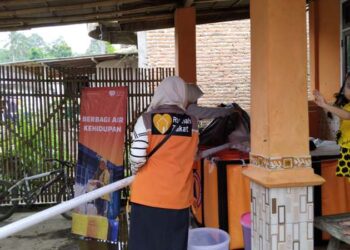 Rumah Zakat Salurkan Bantuan Air Bersih untuk Korban Banjir Bandang di Desa Jambearum
