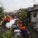 KAI Daop 8 Gelar Kegiatan Bersih Lintas Jalur KA Sidotopo-Benteng untuk Dukung Keselamatan Perjalanan