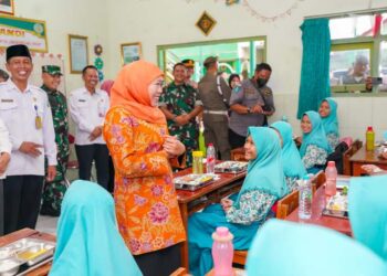 Tinjau dapur sehat MBG Sidoarjo, Khofifah: SPPG serap tenaga Kerja, ungkit UMKM dan siswa makin sehat