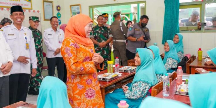 Tinjau dapur sehat MBG Sidoarjo, Khofifah: SPPG serap tenaga Kerja, ungkit UMKM dan siswa makin sehat