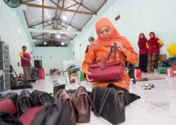 Kunjungi sentra produksi tas kulit di Tulangan Sidoarjo, Khofifah dorong peningkatan akses pasar serta penguatan pusat unggulan industri kulit