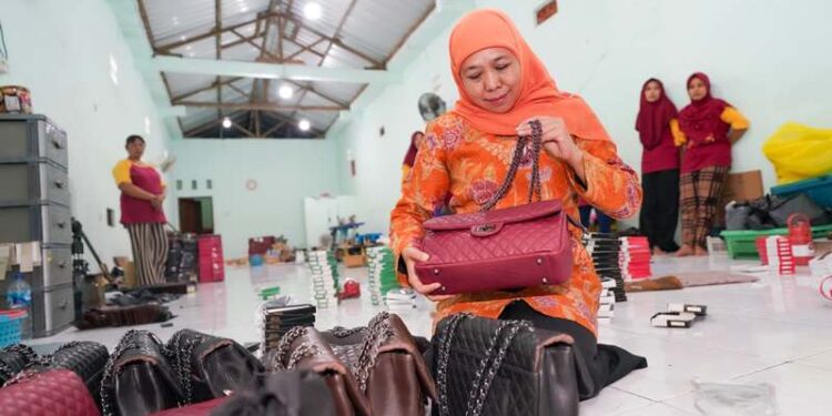 Kunjungi sentra produksi tas kulit di Tulangan Sidoarjo, Khofifah dorong peningkatan akses pasar serta penguatan pusat unggulan industri kulit