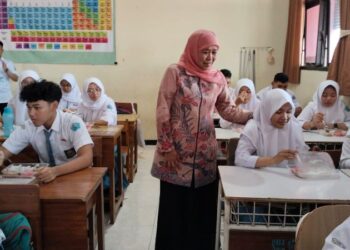 Hari pertama MBG di Surabaya, Khofifah: Alhamdulilah berjalan baik. Ini investasi untuk Generasi emas
