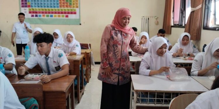 Hari pertama MBG di Surabaya, Khofifah: Alhamdulilah berjalan baik. Ini investasi untuk Generasi emas