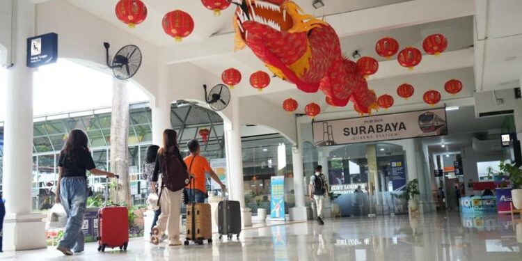 KAI Daop 8 Surabaya Meriahkan Imlek 2025 dengan Dekorasi Khas dan Hiburan di Stasiun
