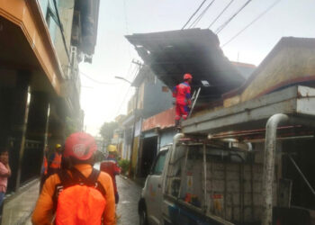 Angin kencang rusak belasan rumah di Surabaya
