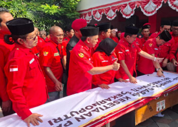 Para kader PDIP Surabaya cap jempol darah, setia ke Megawati