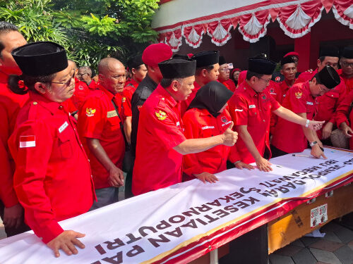 Para kader PDIP Surabaya cap jempol darah, setia ke Megawati