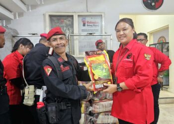 Iringi HUT PDIP ke-52, PDIP Jatim bagikan 150 sembako untuk warga