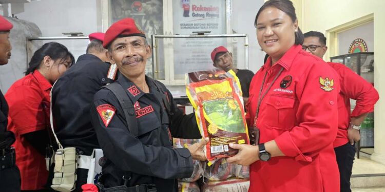 Iringi HUT PDIP ke-52, PDIP Jatim bagikan 150 sembako untuk warga