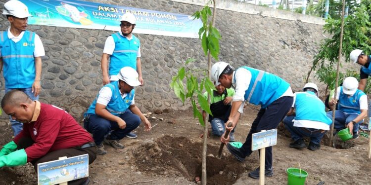 PLN UID Jawa Timur Gelar Aksi Tanam Pohon untuk Peringati Bulan K3 Nasional