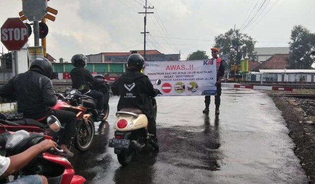 KAI Daop 8 Surabaya Imbau Pengendara Waspada di Perlintasan Sebidang Seiring Peningkatan Kecepatan Kereta Api