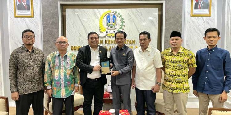 Diskusi terkait Kode Etik dan penguatan peran legislatif, BK DPRD Kalimantan Timur temui BK DPRD Jatim
