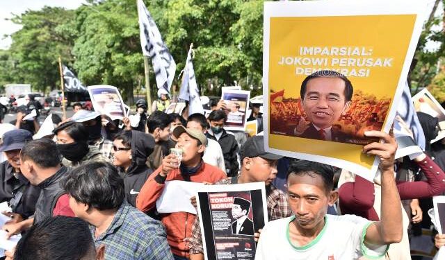 Gelar aksi di depan Mapolda Jatim, GAS desak Polri usut tuntas dugaan korupsi mantan Presiden Jokowi dan keluarganya