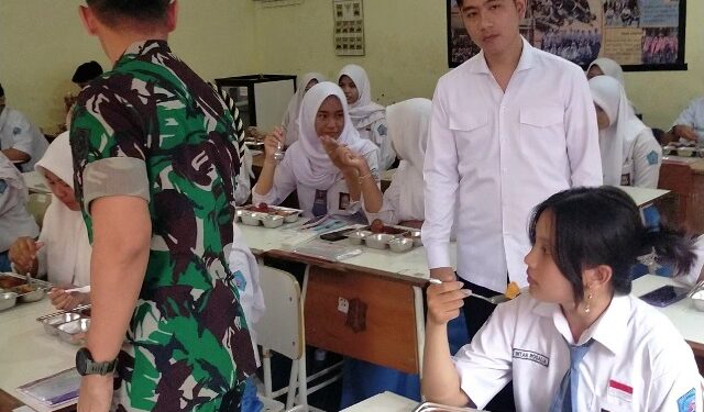 Tinjau MBG di SMAN 10 Surabaya, Wapres Gibran juga bagikan buku untuk siswa