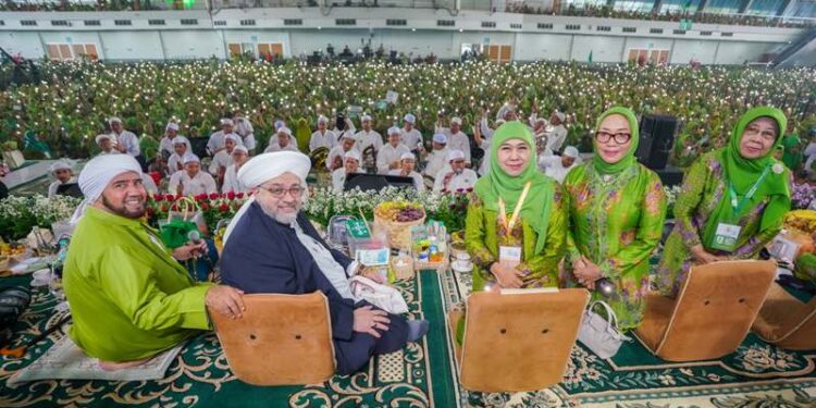 Ribuan Muslimat NU dapat ijazah manaqib dari Syekh Afeefuddin Al Jailani, Khofifah dihadiahi Kiswah