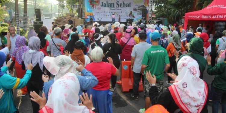 Ribuan orang ramaikan Jalan Sehat bareng PWI Jatim