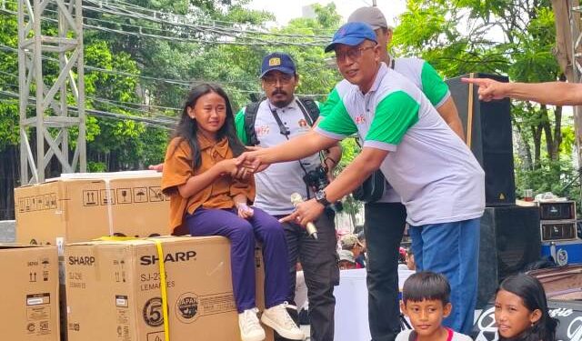 Momen Haru  Penerima Hadiah ‘Jalan Sehat Bersama Wartawan’ PWI Jatim