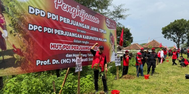 Peduli lingkungan, PDIP Jatim tanam 2.500 pohon, hijaukan kawasan wisata Paralayang Bukit Waung 