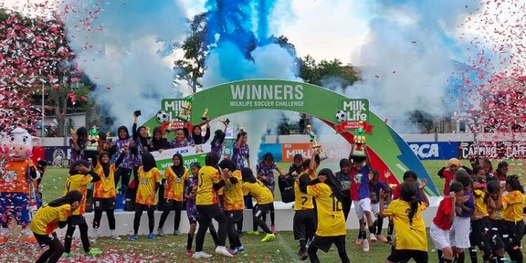 SDN Kalirungkut 1 borong trophy MilkLife Soccer Challenge 2025 Surabaya
