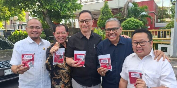 Rayakan pelantikan Eri-Armuji, Fraksi PSI DPRD Surabaya bagikan gembok motor