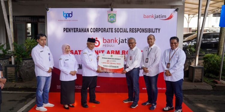 Wujudkan Kabupaten Malang Bebas Sampah, Bank Jatim Serahkan CSR Arm Roll Truck