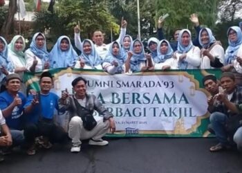 Ratusan bungkus nasi dan takjil dibagikan alumni SMA Sejahtera dua angkatan 1993 di bulan suci Ramadan