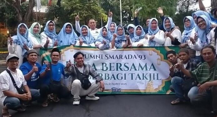 Ratusan bungkus nasi dan takjil dibagikan alumni SMA Sejahtera dua angkatan 1993 di bulan suci Ramadan