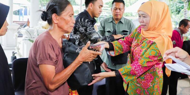 Gubernur Khofifah bagikan 200 paket sembako untuk masyarakat kurang mampu di sekitar Grahadi