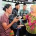 Gubernur Khofifah bagikan 200 paket sembako untuk masyarakat kurang mampu di sekitar Grahadi