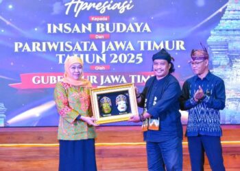 Seribu seniman dan 148 juru pelihara cagar budaya Jatim mendapat apresiasi dan tunjangan dari Gubernur Khofifah